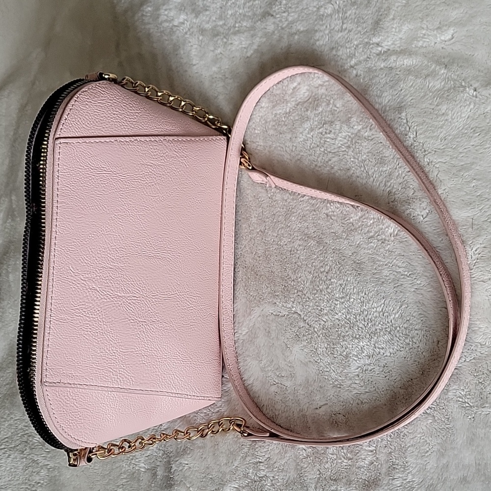 🩷🩷Betsey Johnson Pink Crossbody Bag with Gold Chain🩷🩷 - Picture 7 of 7